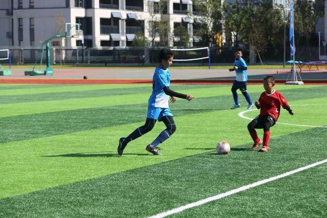 王哲林遭遇大腿拉伤 赛后被搀上救护车去医院